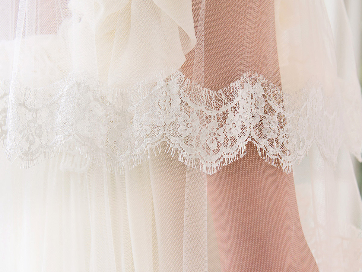 ウェディングドレス レンタル プレタ オーダー | ドレスマニア ドレススタイルを一層ロマンティックに引き立てる繊細なリバーレースのロングベール